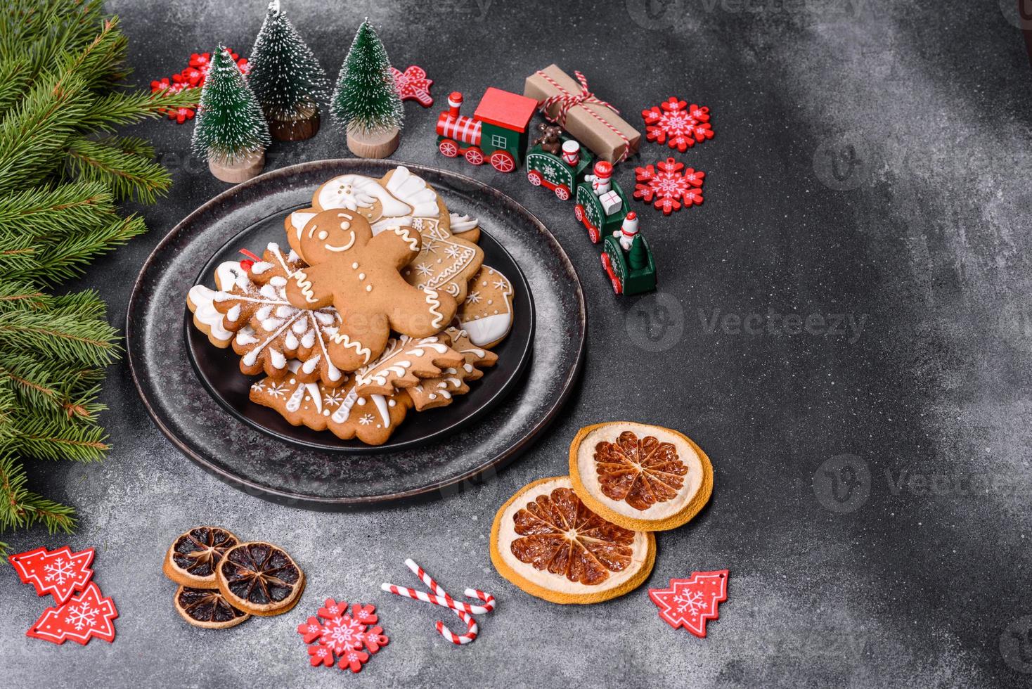 Lebkuchen, Christbaumschmuck, getrocknete Zitrusfrüchte auf grauem Betongrund foto