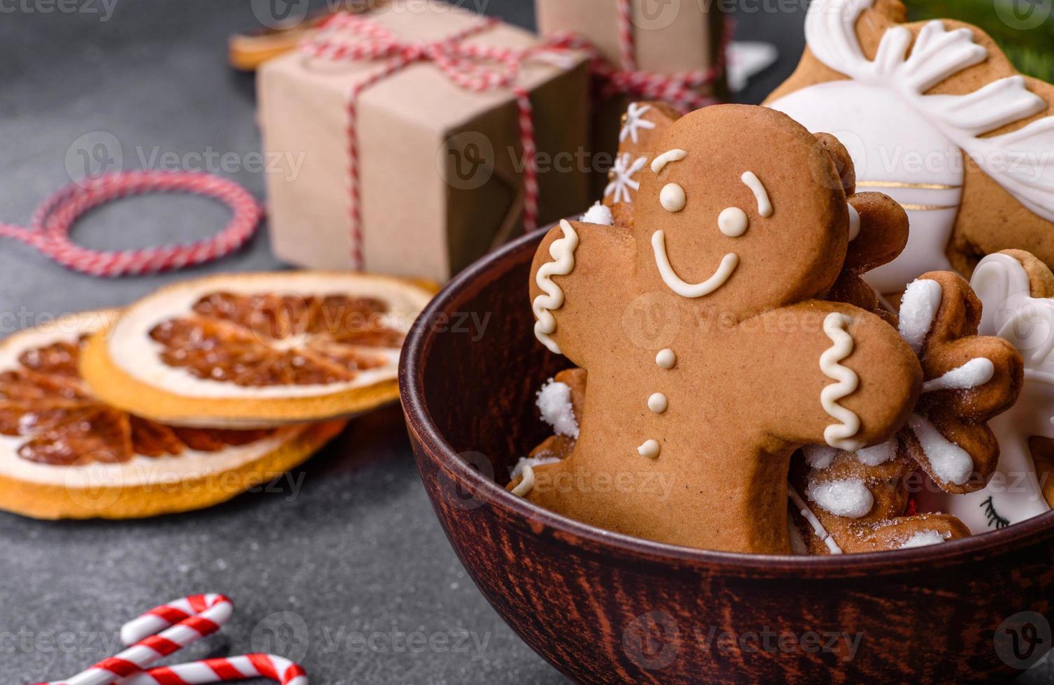 Lebkuchen, Christbaumschmuck, getrocknete Zitrusfrüchte auf grauem Betongrund foto