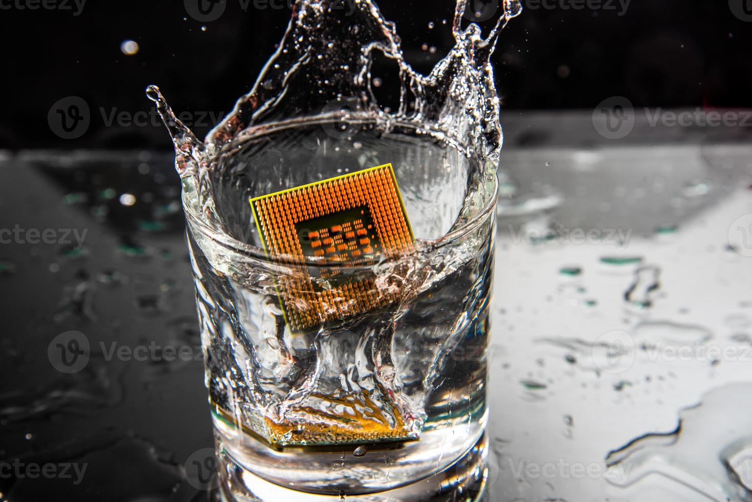CPU in Wasserglas fallen lassen foto