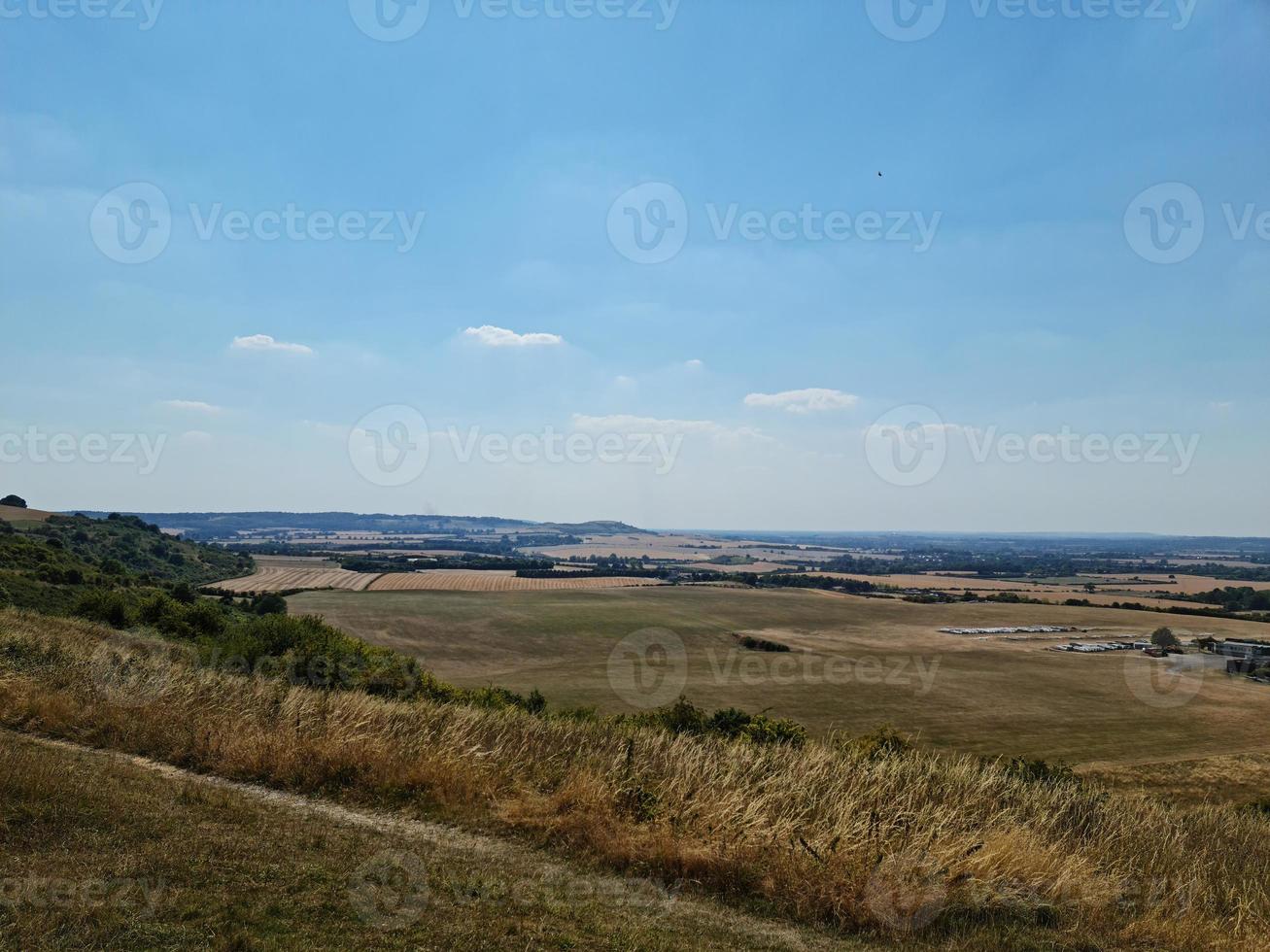Landschaft und Hügel in der Landschaft von England, Drohnenaufnahmen aus dem hohen Winkel von Dunstable Downs Bedfordshire foto