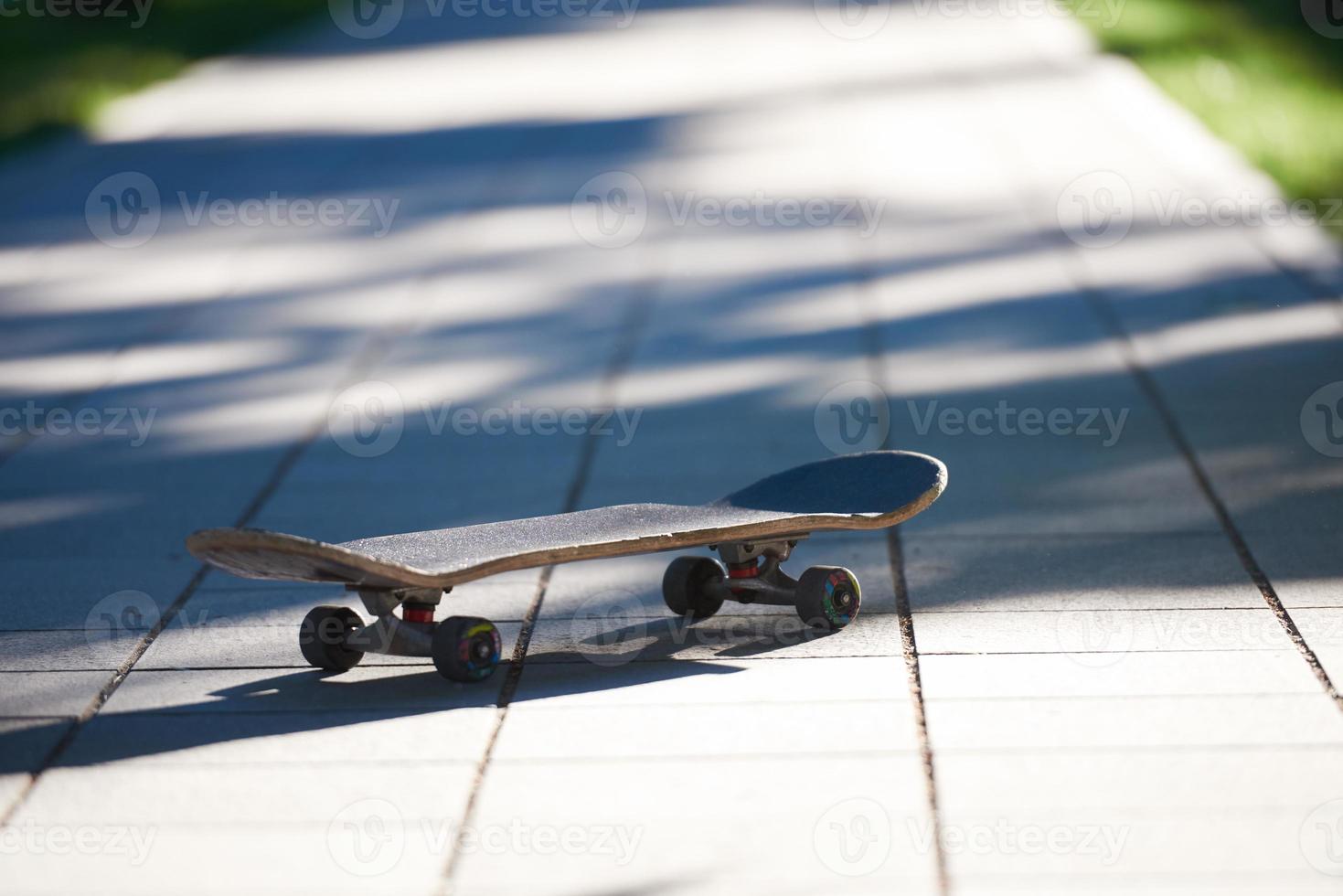 altes gebrauchtes Skateboard auf der Straße foto