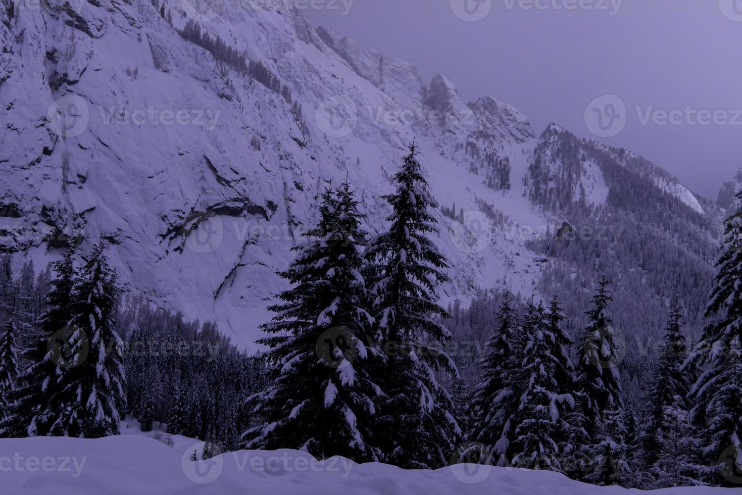 Bergdorf in den Alpen bei Nacht foto