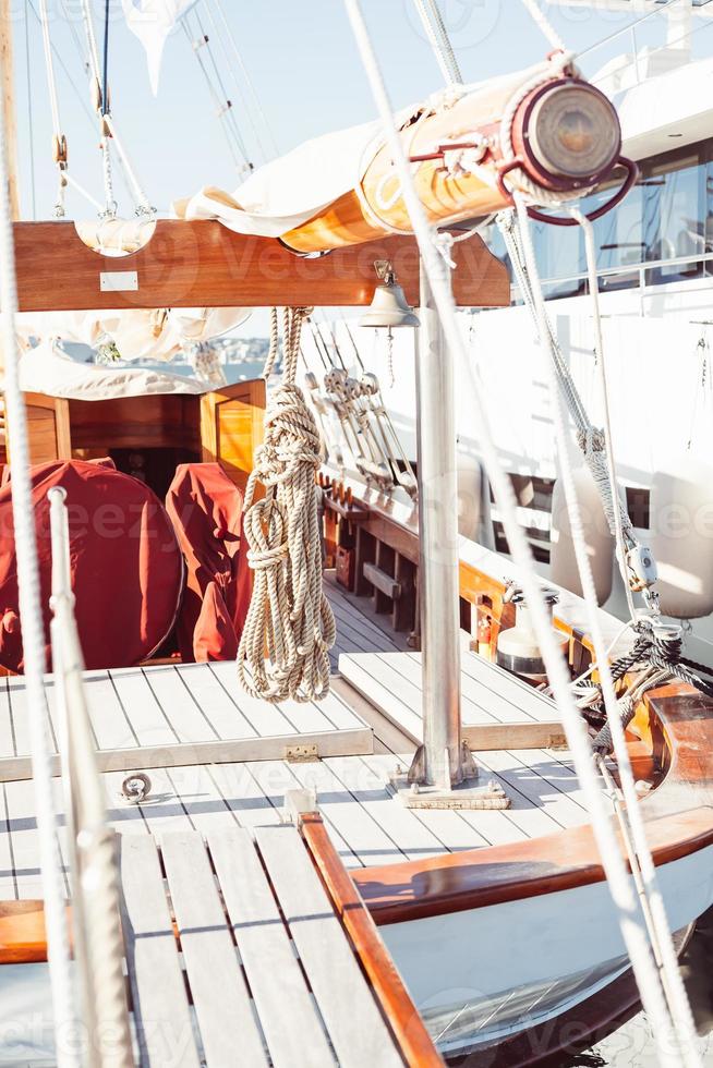 Seilbündel auf einem Holzboot foto