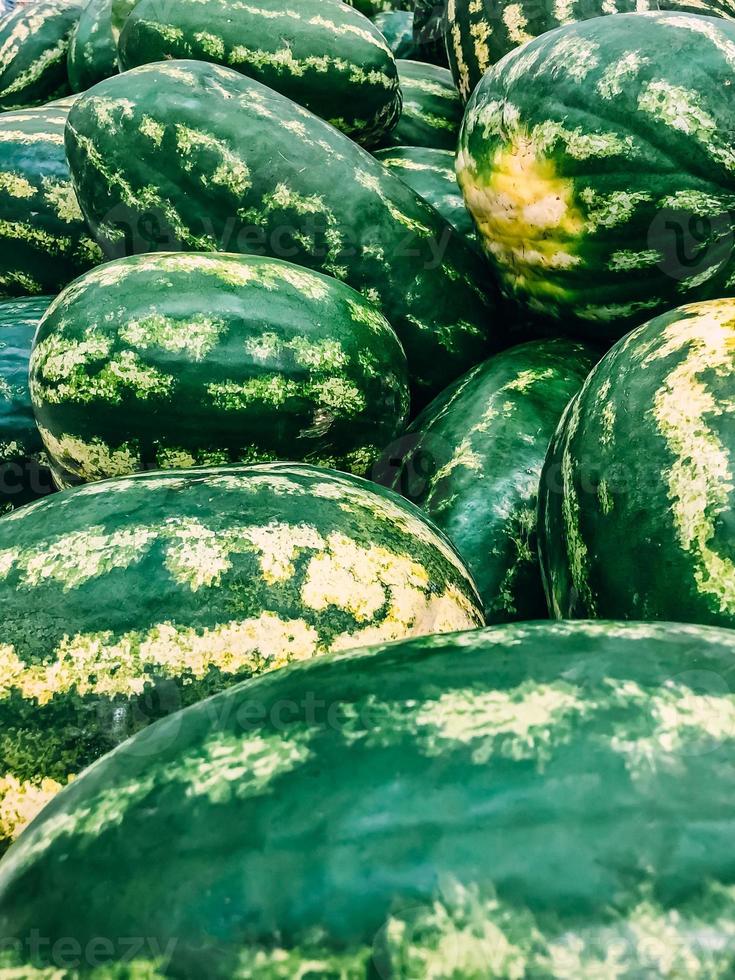 frische Wassermelonen, die in einem Supermarkt verkauft werden foto