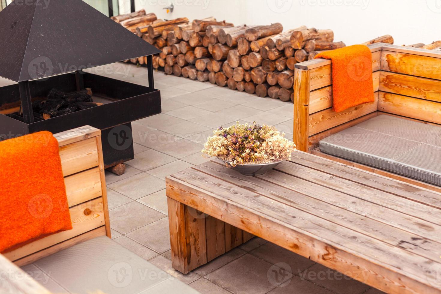 Außenterrasse des Restaurants mit Holzmöbeln foto