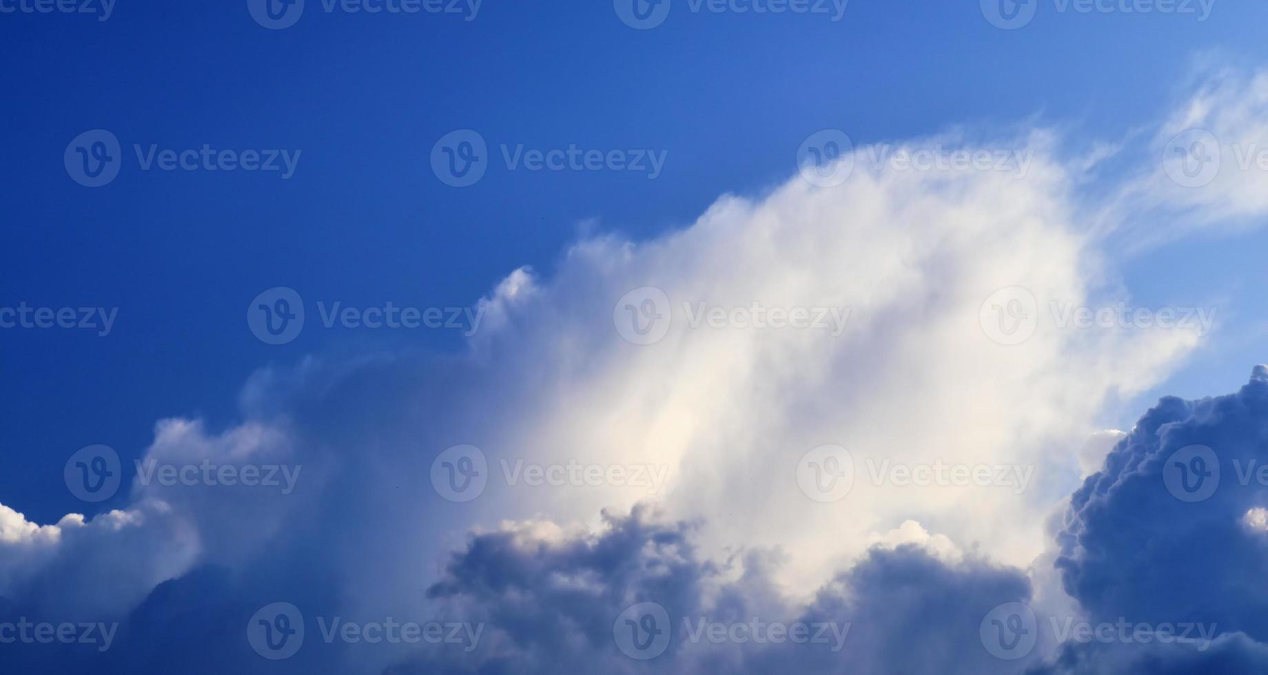 atemberaubende dunkle Wolkenformationen kurz vor einem Gewitter foto