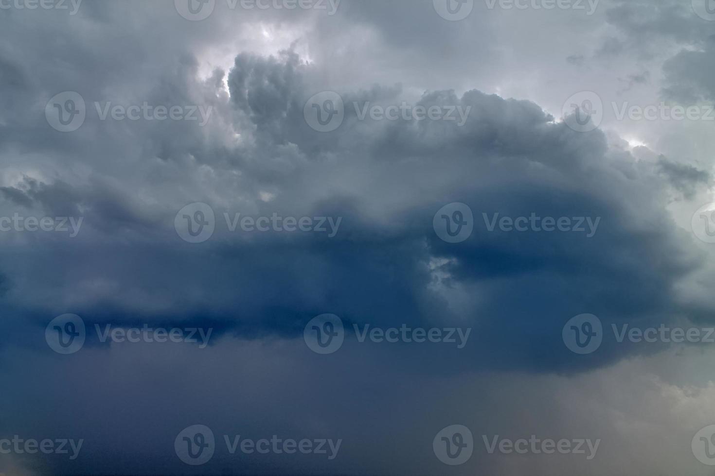 atemberaubende dunkle Wolkenformationen kurz vor einem Gewitter foto