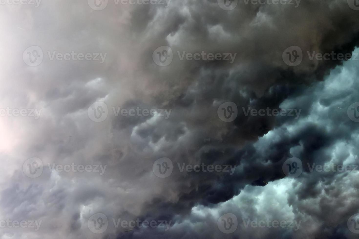 atemberaubende dunkle Wolkenformationen kurz vor einem Gewitter foto