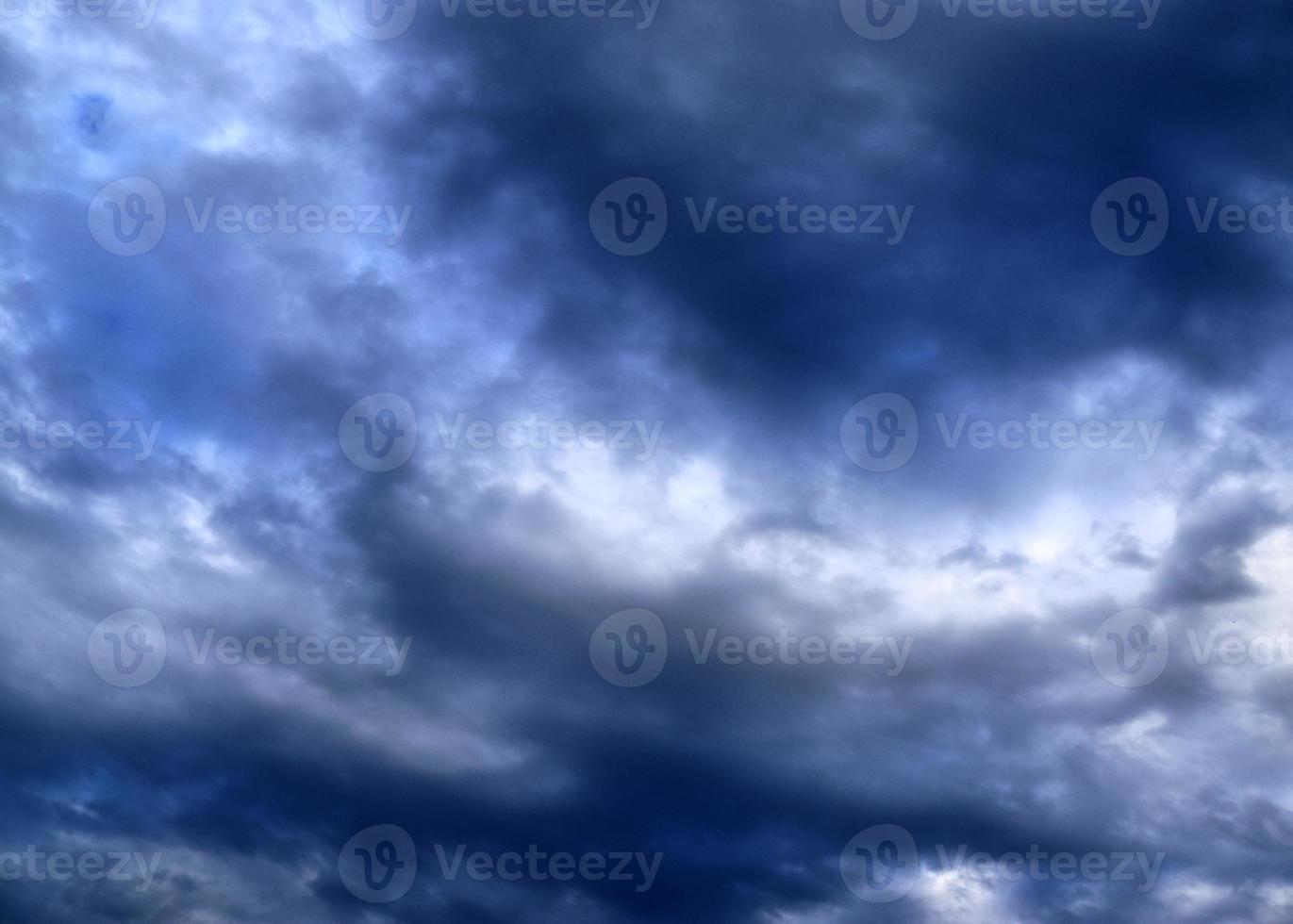 atemberaubende dunkle Wolkenformationen kurz vor einem Gewitter foto