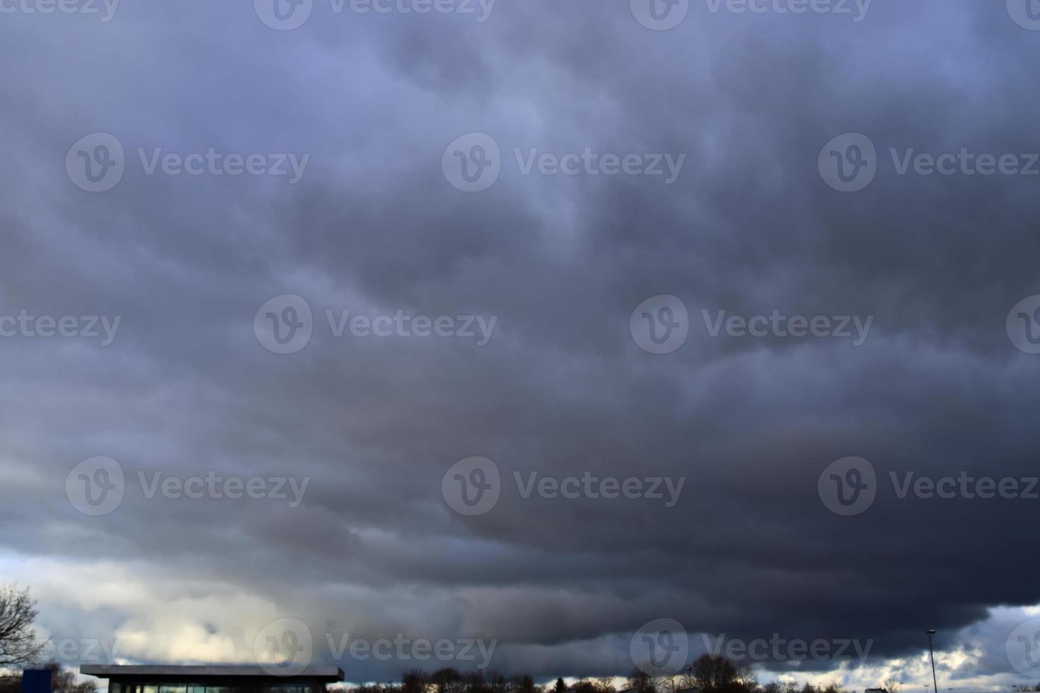 atemberaubende dunkle Wolkenformationen kurz vor einem Gewitter foto