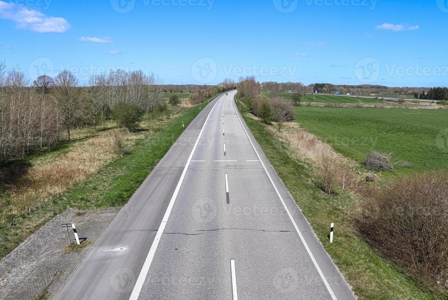 Perspektivische Ansicht auf einer europäischen Autobahn an einem sonnigen Tag. foto