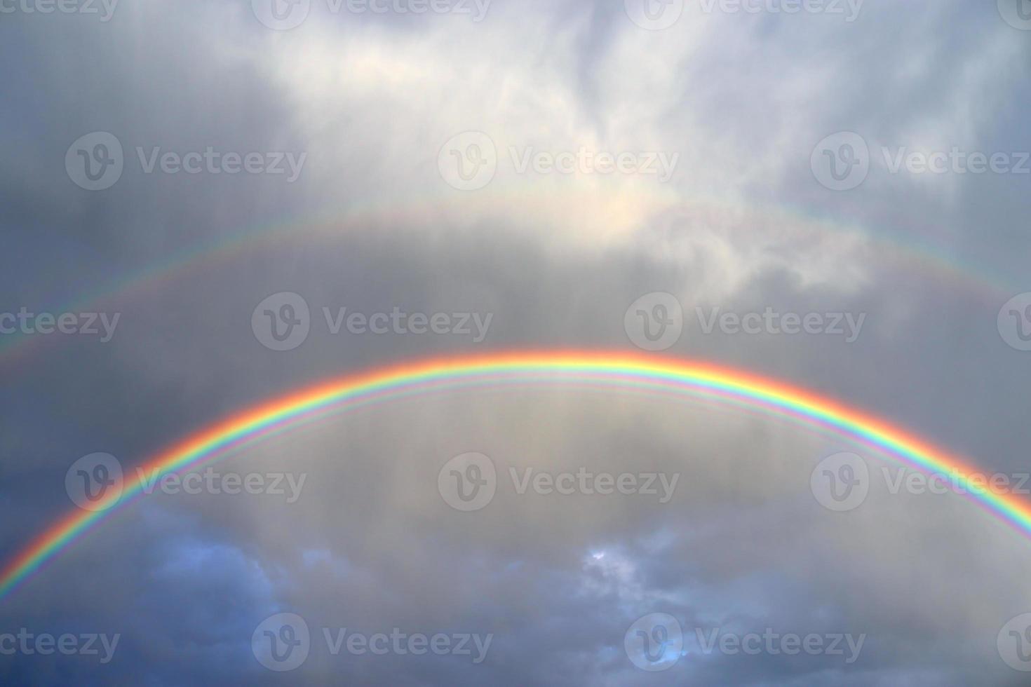 atemberaubende natürliche doppelte regenbögen plus überzählige bögen an einem see in norddeutschland foto