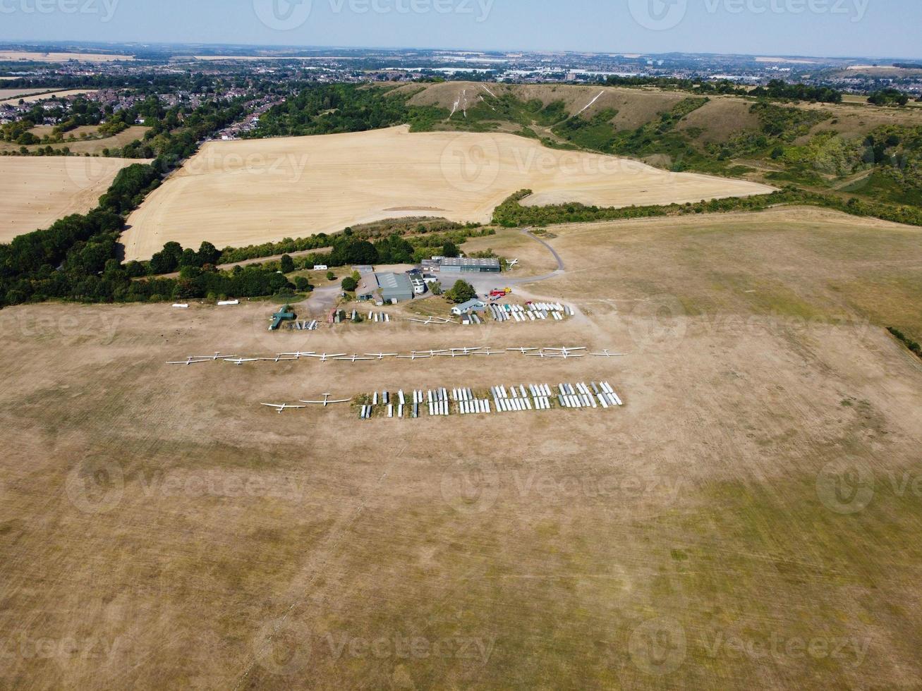 Segelflugplatz im Feld, High Angle Footage der Drohnenkamera. schöne landschaftsansicht aus der luft von dunstable downs england großbritannien foto