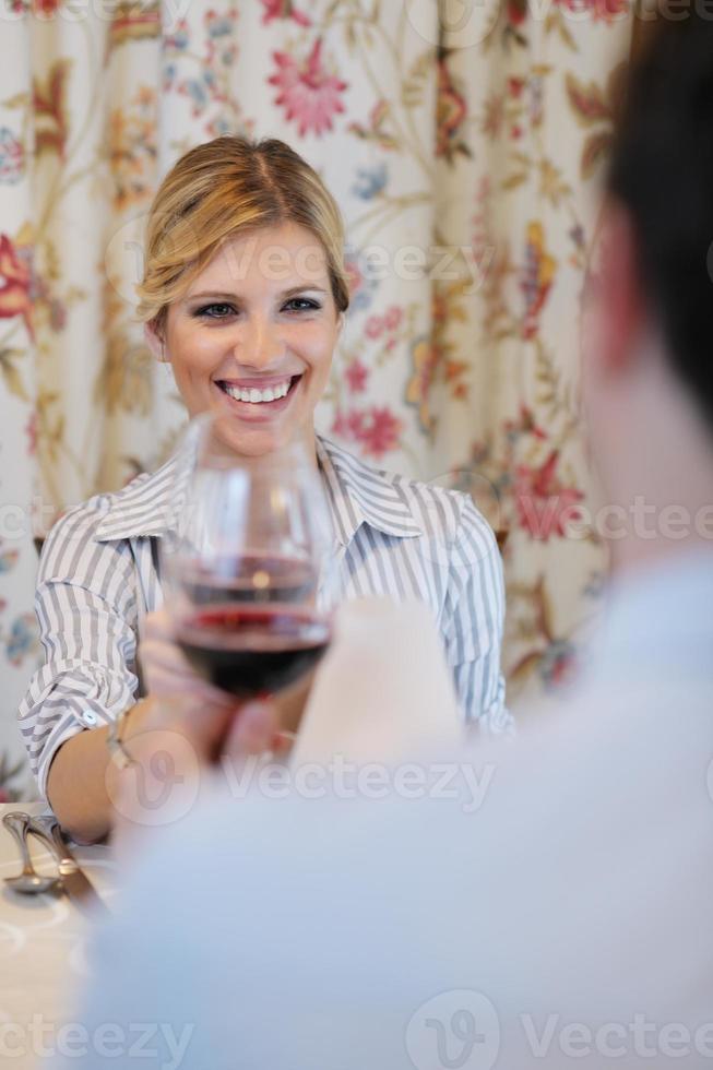 junges Paar beim Abendessen in einem Restaurant foto