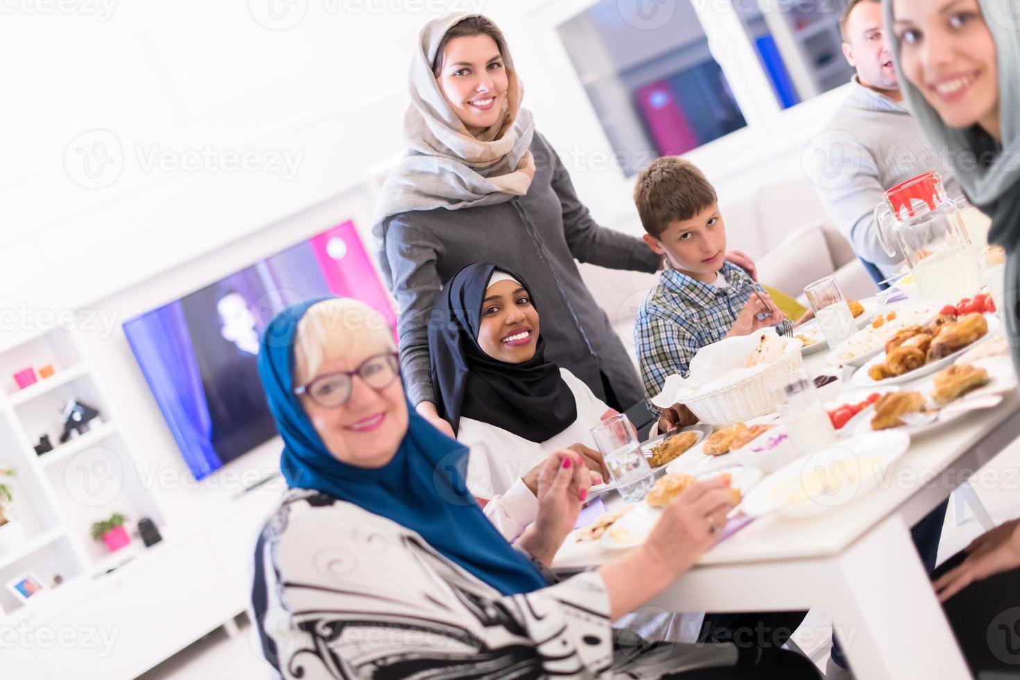 schwarze moderne muslimische frau, die iftar-abendessen mit der familie genießt foto