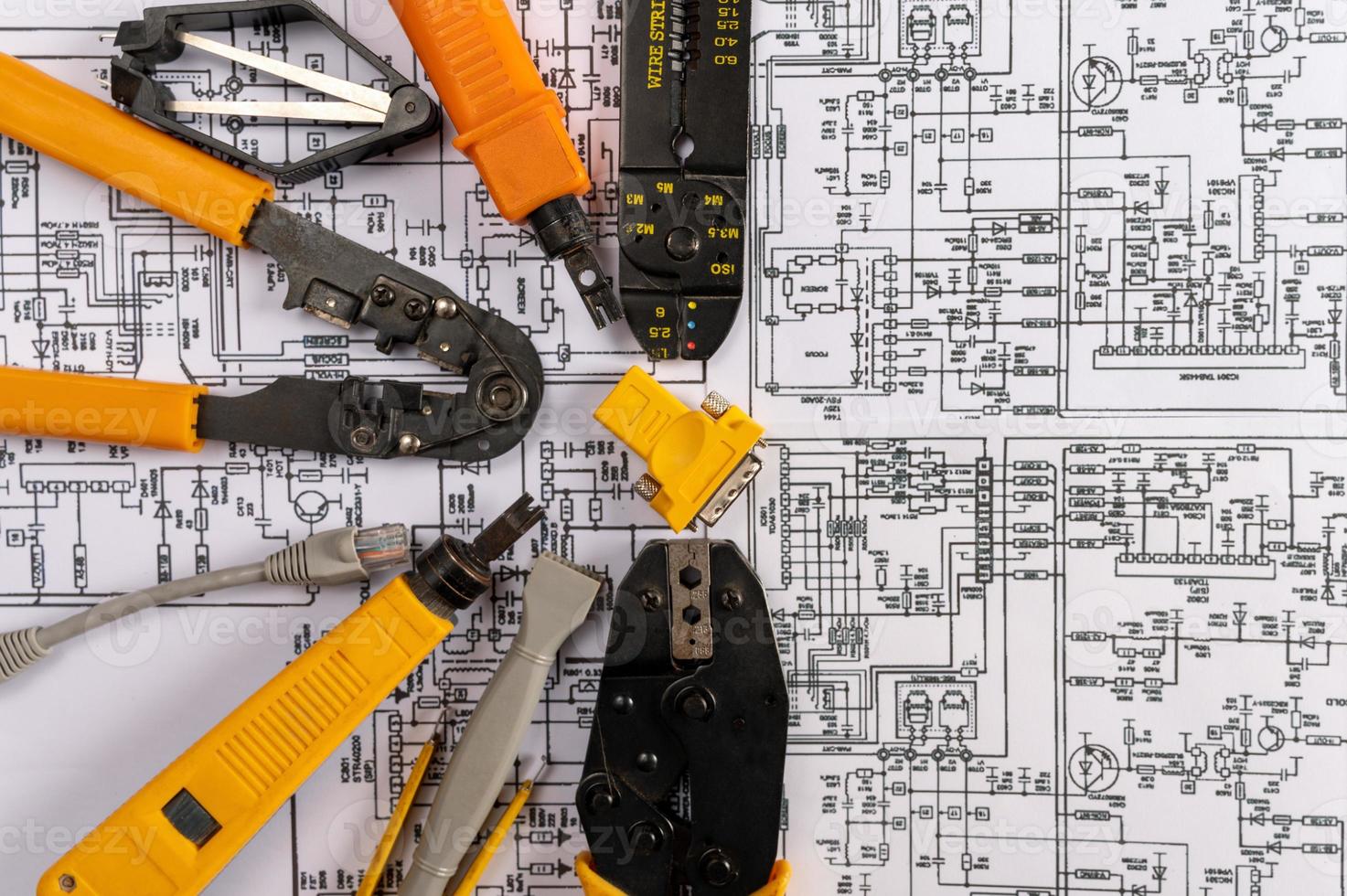 Elektrowerkzeuge auf elektrotechnischen Zeichnungen foto