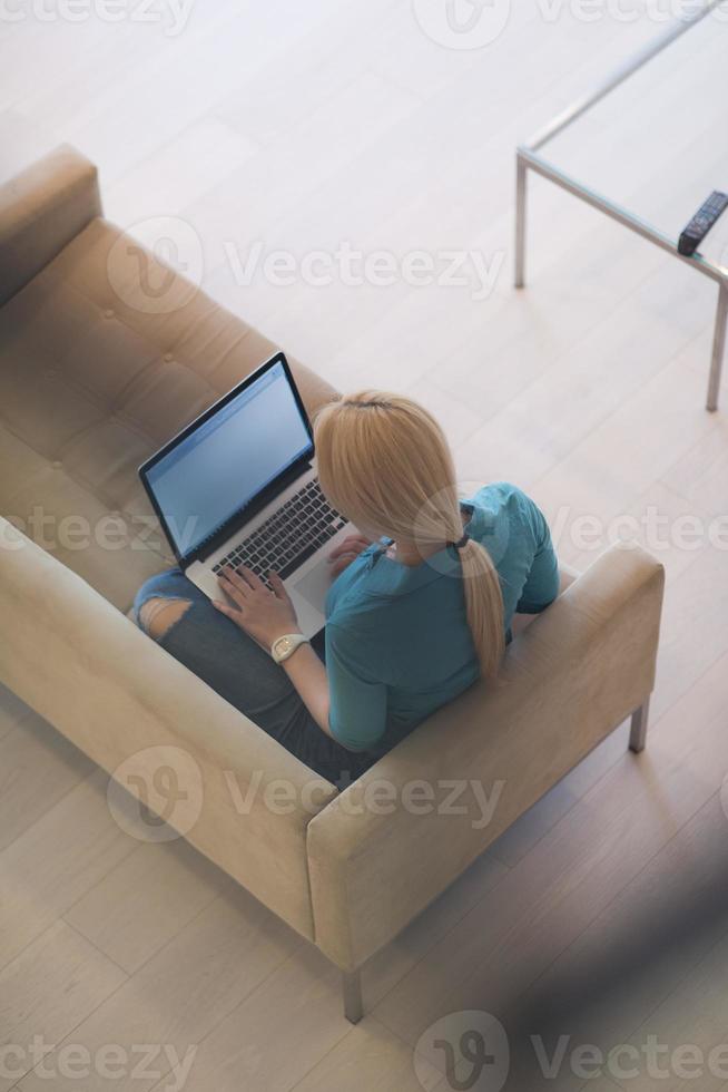 junge Frau mit Laptop zu Hause foto