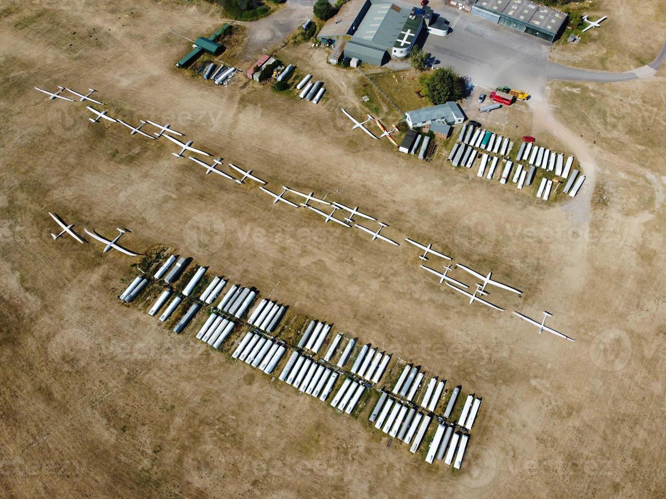 Segelflugplatz im Feld, High Angle Footage der Drohnenkamera. schöne landschaftsansicht aus der luft von dunstable downs england großbritannien foto