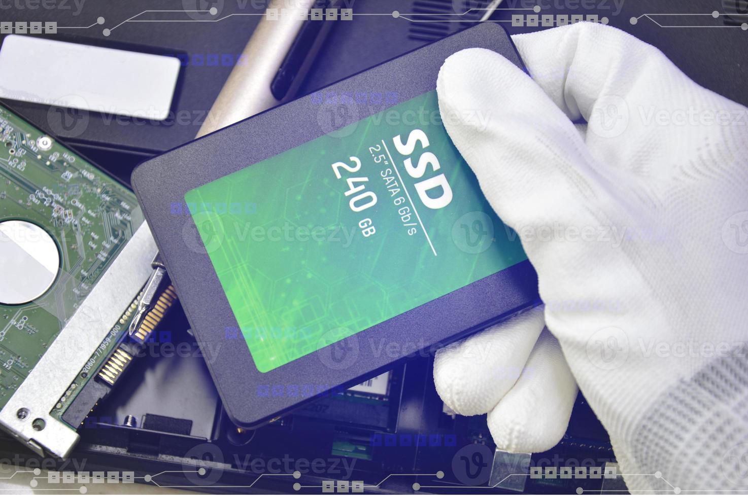 2,5-Zoll-SSD-Festplattenlaufwerke werden zum Speichern von Daten verwendet, auch bekannt als Festplattenlaufwerke. es wird derzeit sehr stark genutzt. foto
