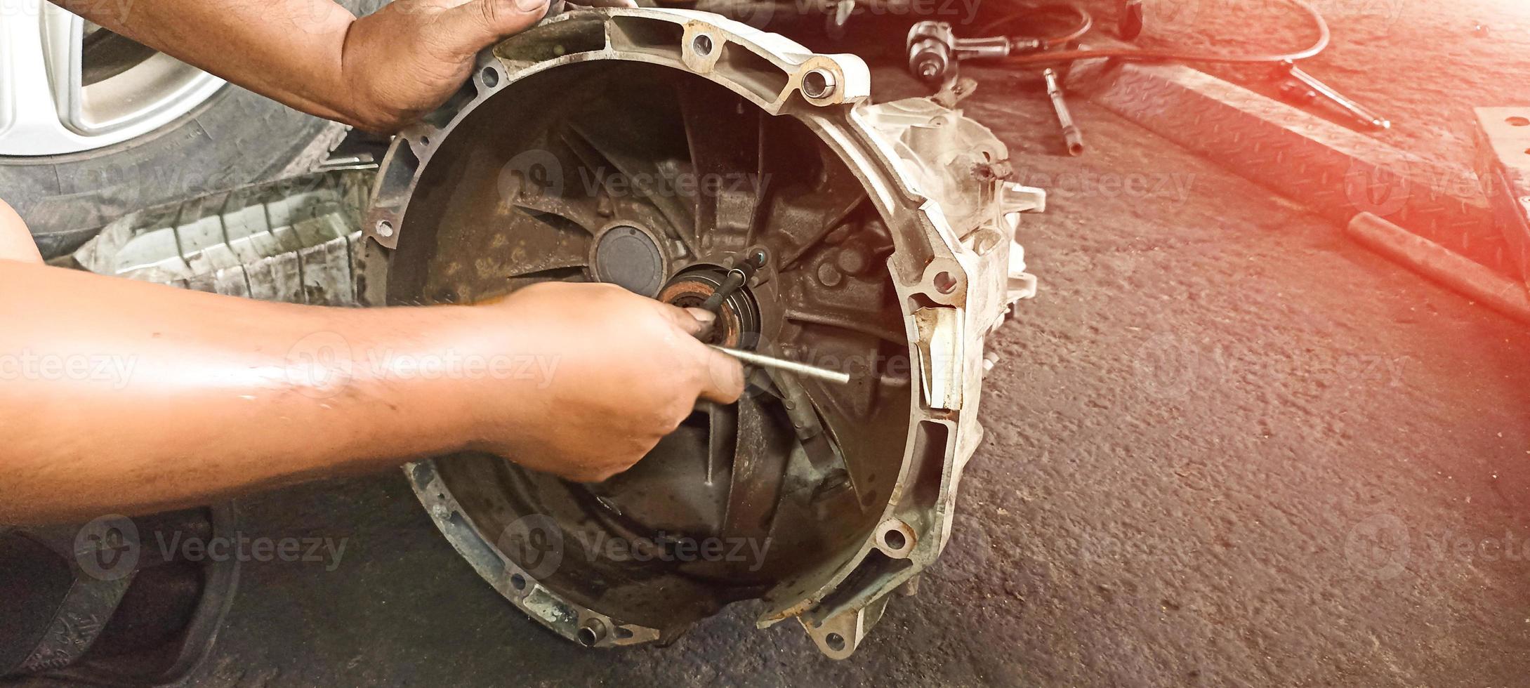 Bild der Reparatur eines Autogetriebes. foto