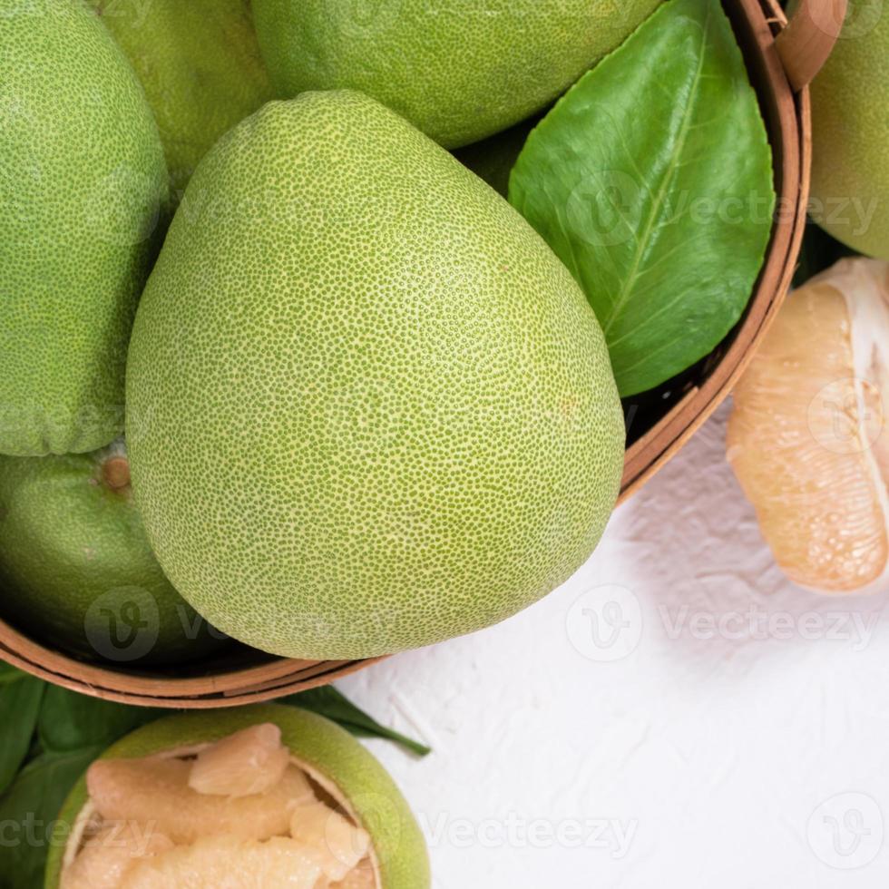 Frische Pampelmuse, Pummelo, Grapefruit, Shaddock auf weißem Hintergrund, Obst für Mittherbstfest, Draufsicht, flache Lage. foto