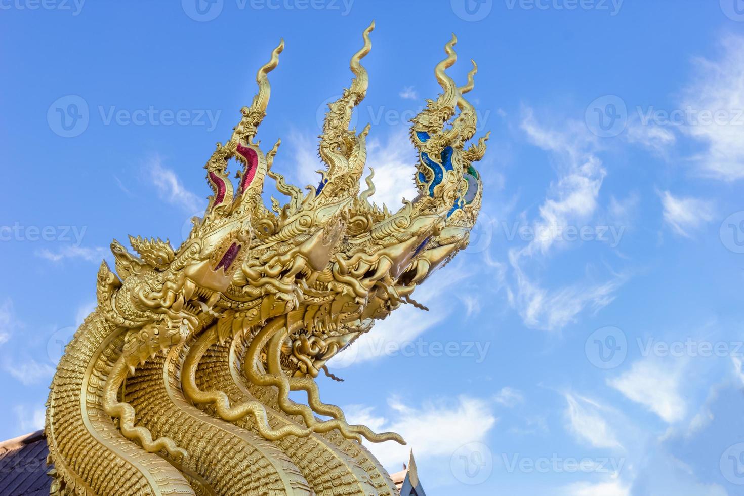 Drachenskulptur im Sri Pan Ton Tempel, Provinz Nan, Thailand foto