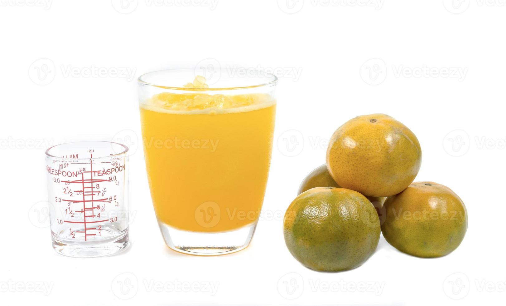 Slush-Eis mit Orange im weißen Hintergrund der Tasse. foto