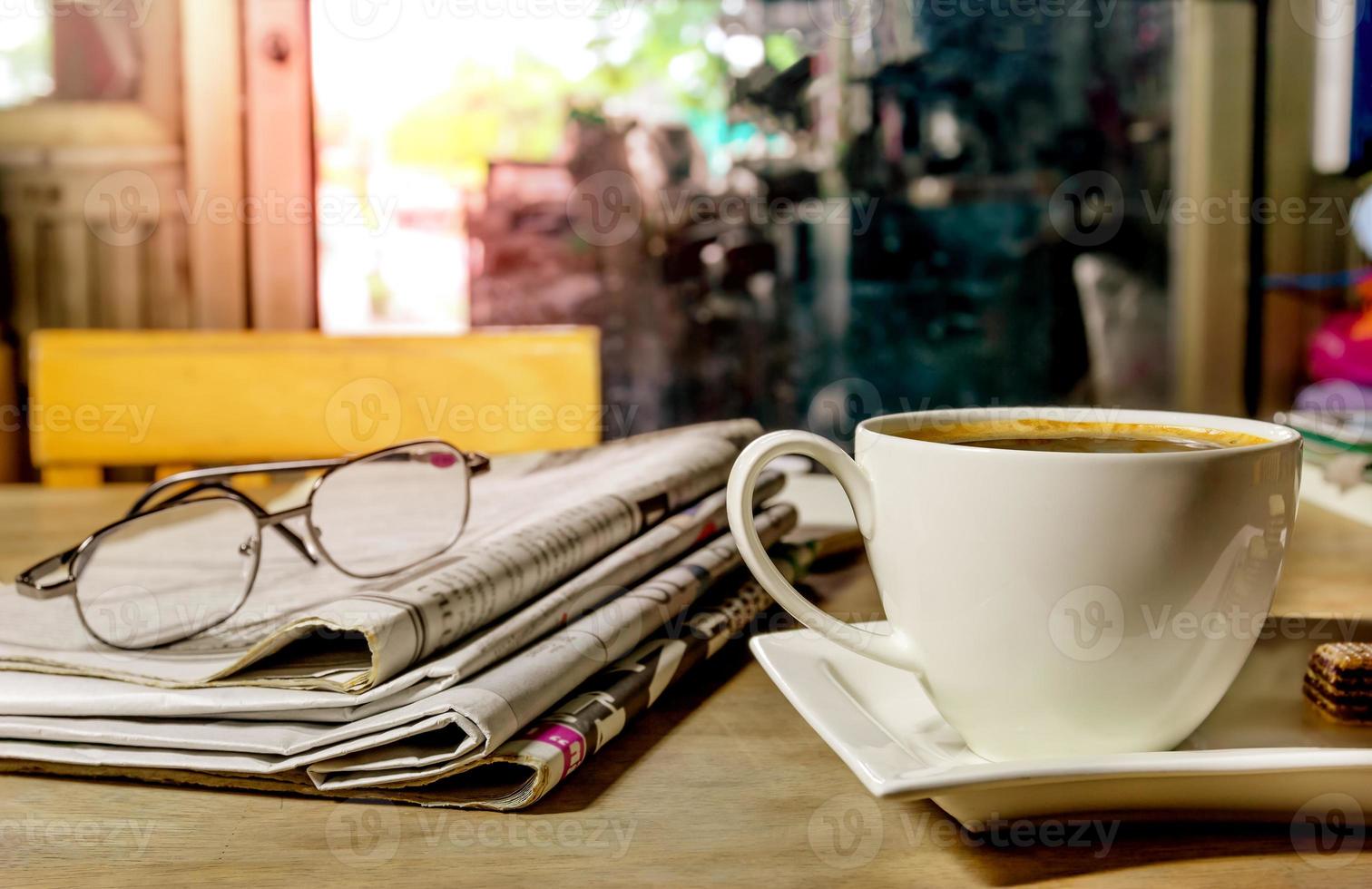Kaffeetasse mit Zeitung foto