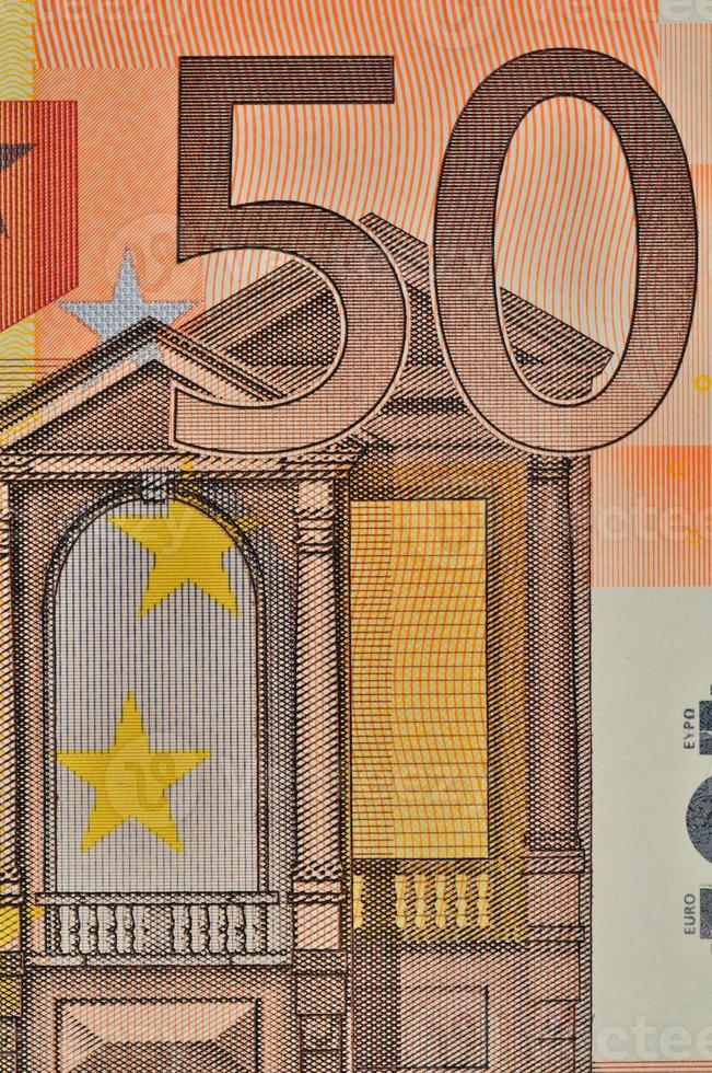 genaue Betrachtung der Euro-Banknote mit einem Nennwert von 50 foto