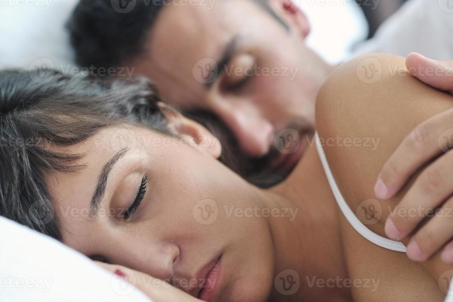 junge paare haben eine gute zeit in ihrem schlafzimmer foto