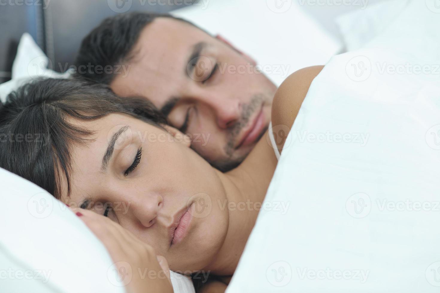 junge paare haben eine gute zeit in ihrem schlafzimmer foto