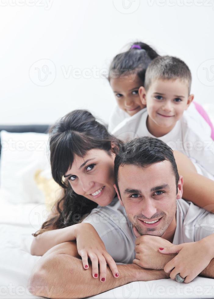 glückliche junge Familie in ihrem Schlafzimmer foto