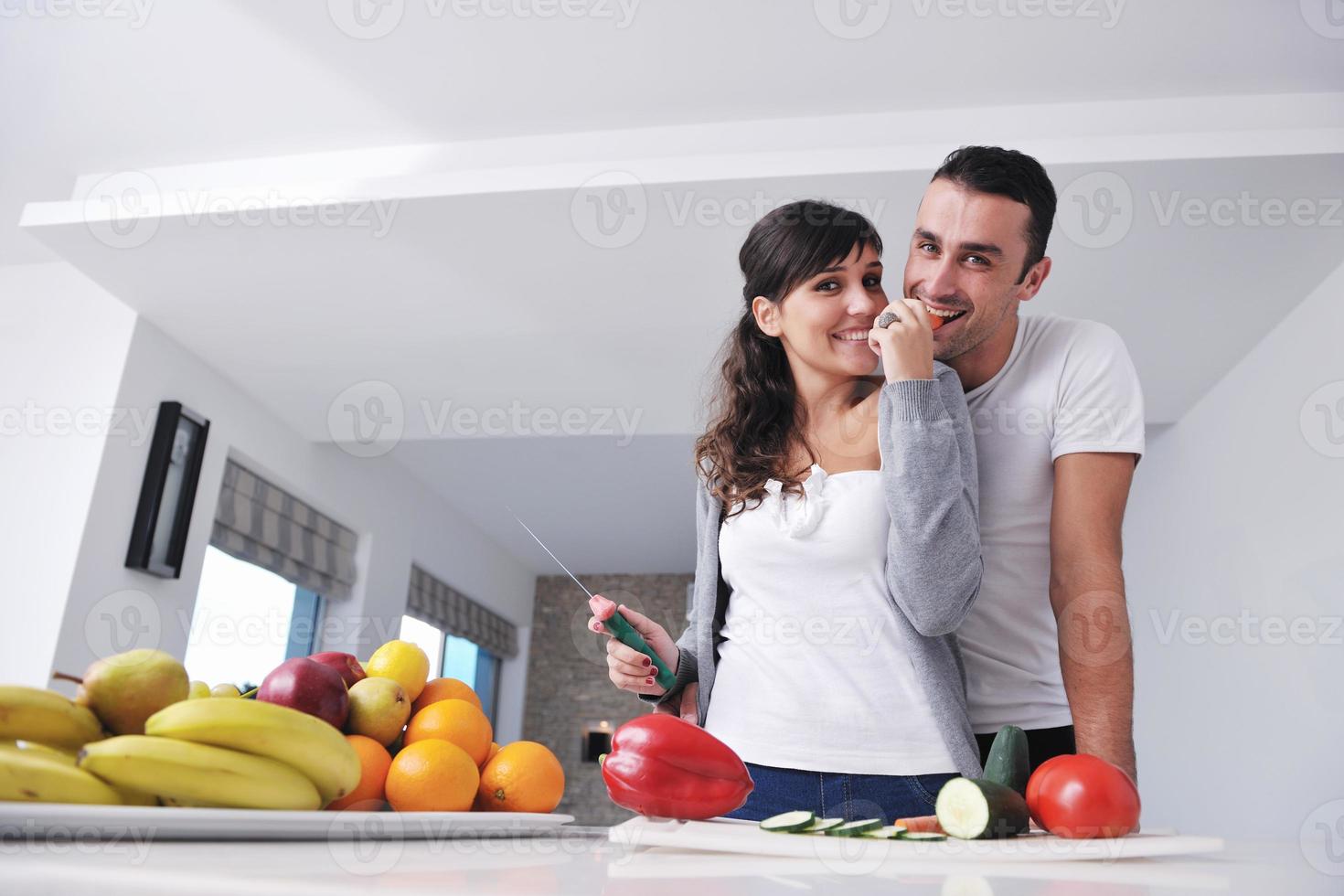 junge paare haben spaß in der modernen küche foto