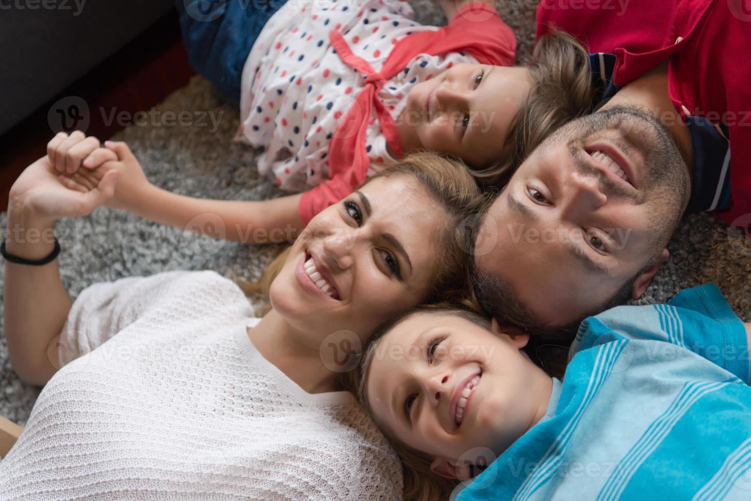 glückliche familie, die auf dem boden liegt foto