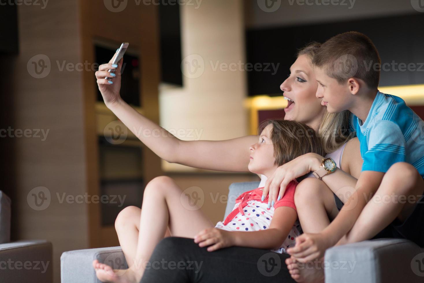 familie hat spaß zu hause foto