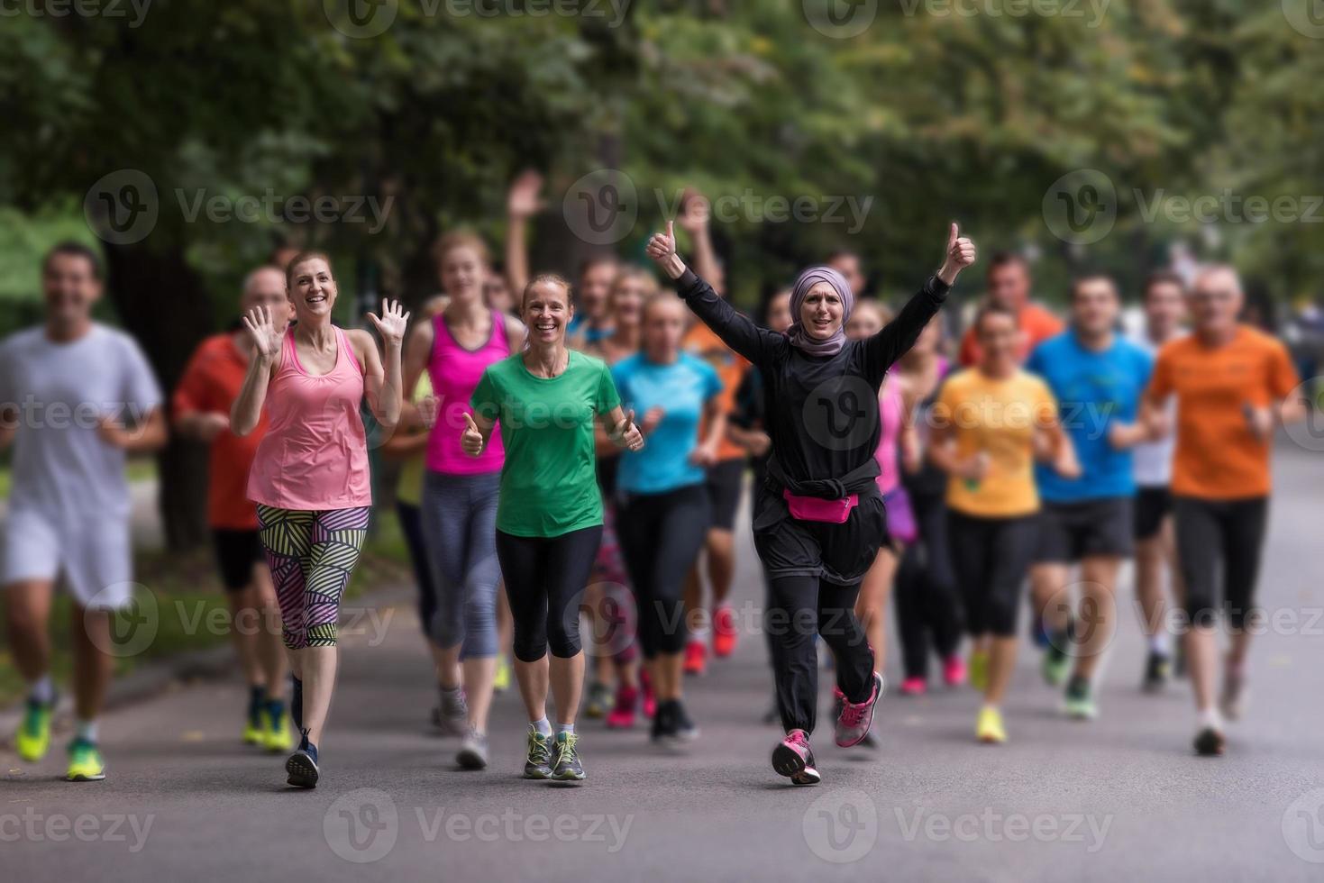 muslimische Frau mit ihrem Läuferteam beim Joggen foto