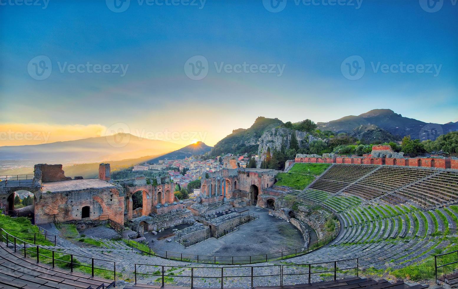 Blick auf das antike griechische Theater von Taormina mit dem Vulkan Ätna foto