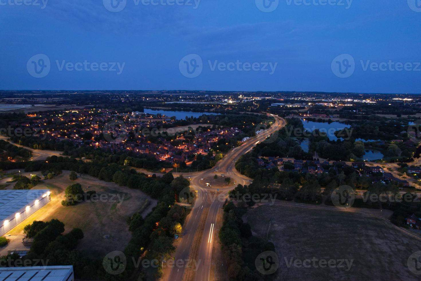 Nachtluftaufnahme der britischen Autobahnen mit beleuchteten Straßen und Verkehr foto