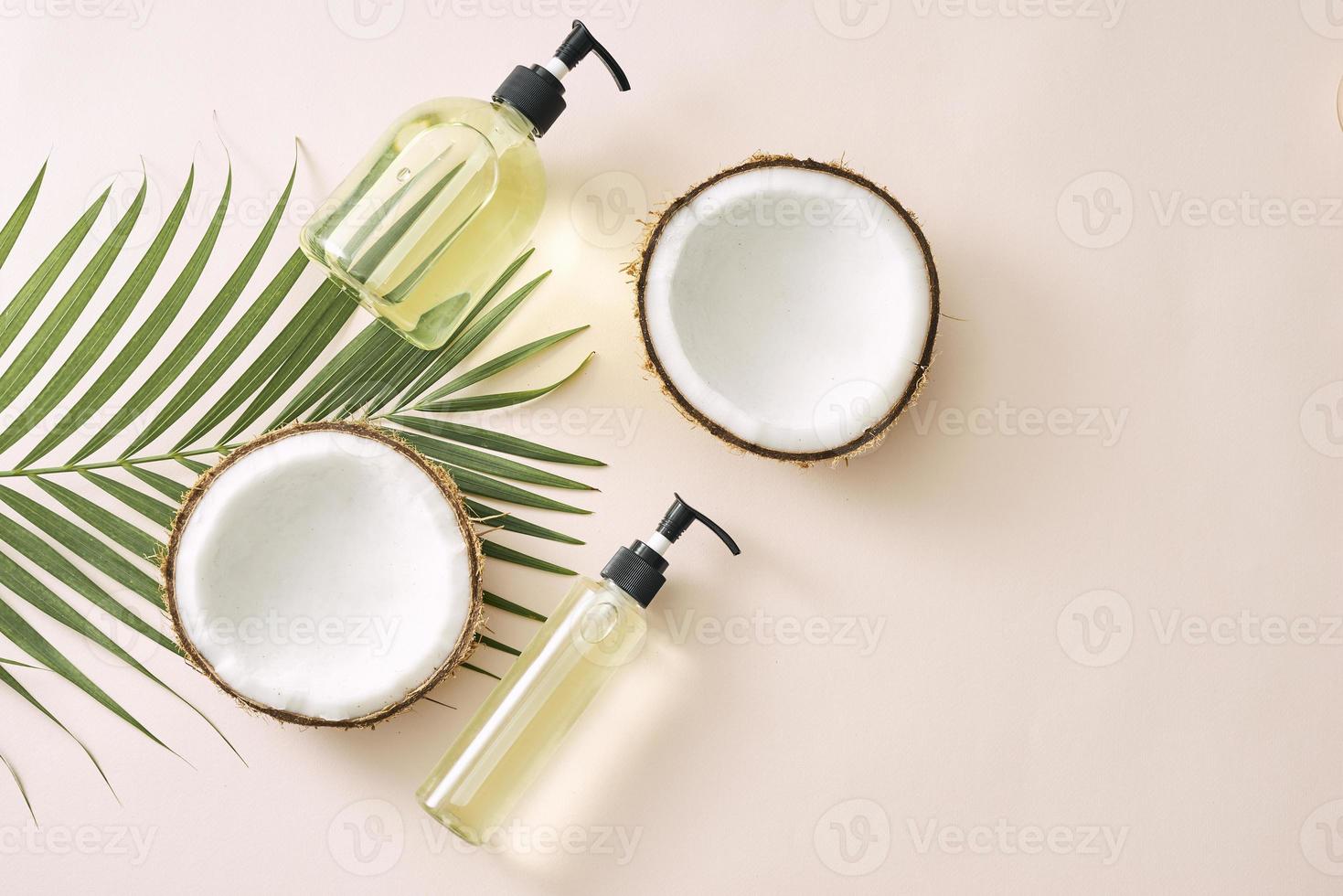 Shampoo und Spray Coconut Haarpflege. Naturkosmetik hausgemachte Maske. Kokosöl und Peeling. Spa und Wellness. hausgemachte Schönheitsprodukte. gesunder Lebensstil. foto