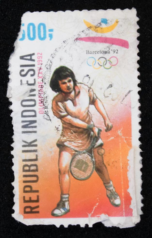 sidoarjo, jawa timur, indonesien, 2022 - philatelie briefmarkensammlung mit dem thema der xxv olympia illustration der tennisbranche foto