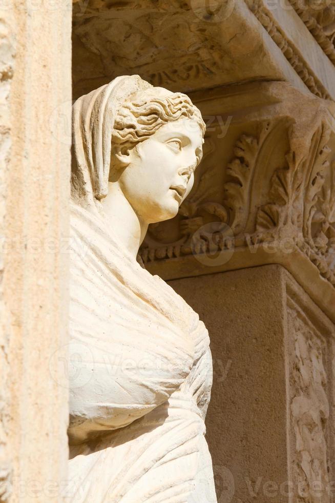 Skulptur in der Bibliothek von Celsus, Ephesus, Türkei foto