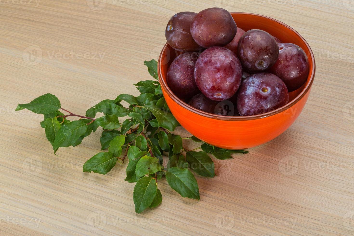 Pflaumen in der Schüssel foto