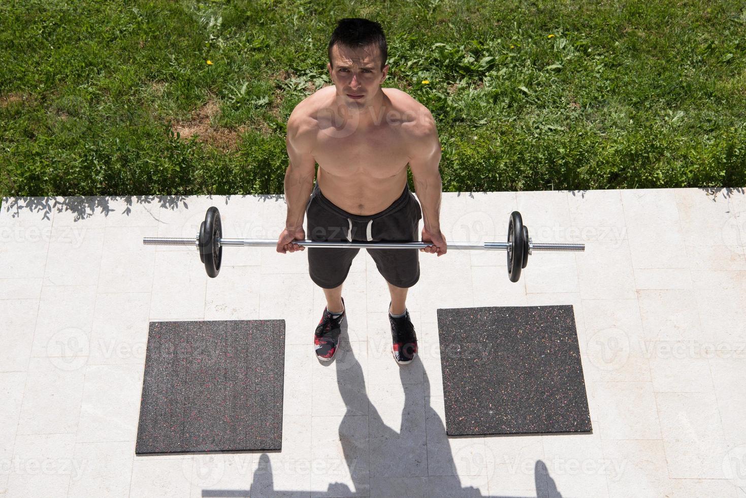 Mann macht Morgengymnastik foto