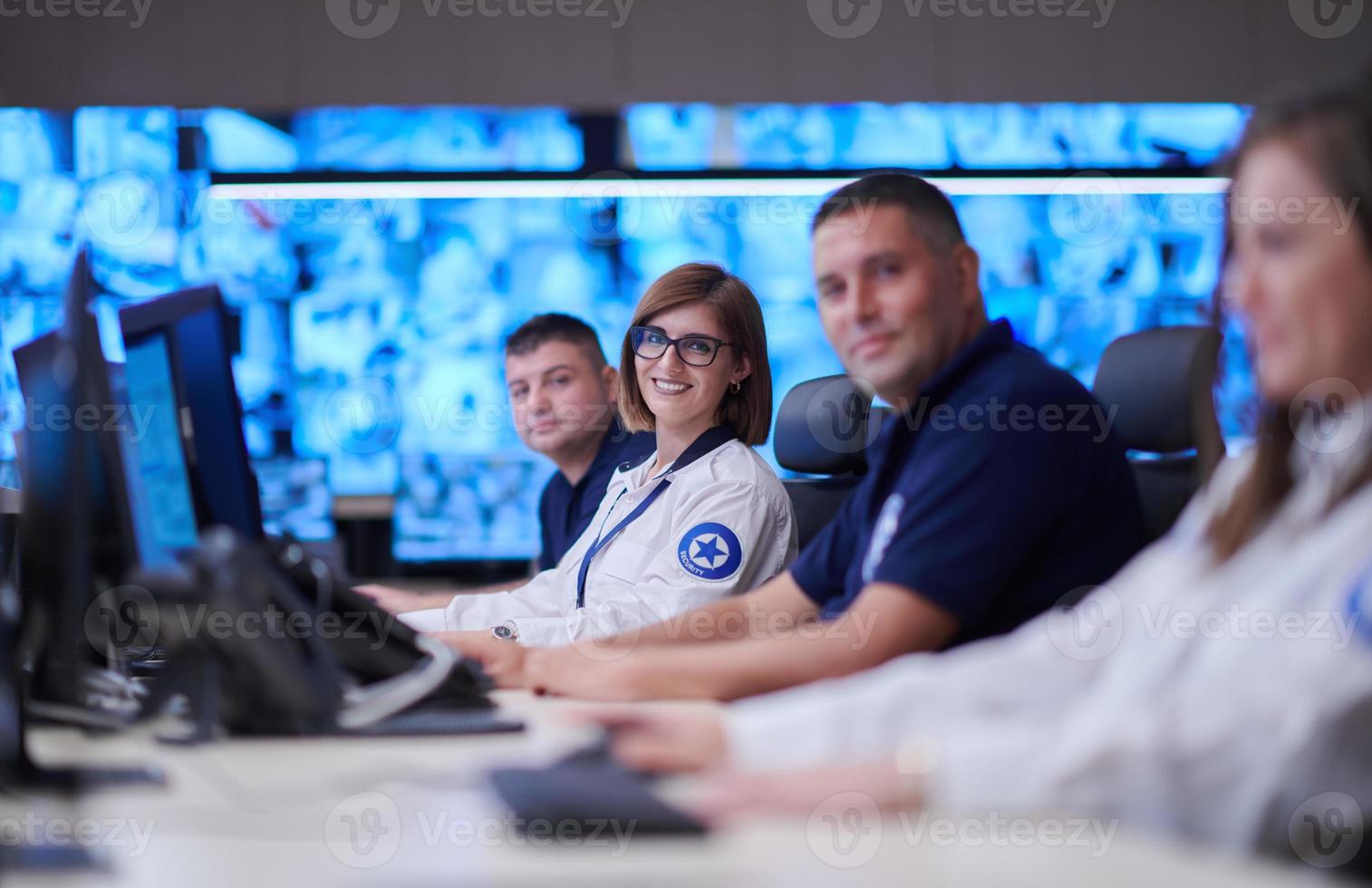 Gruppe von Betreibern von Sicherheitsrechenzentren bei der Arbeit foto