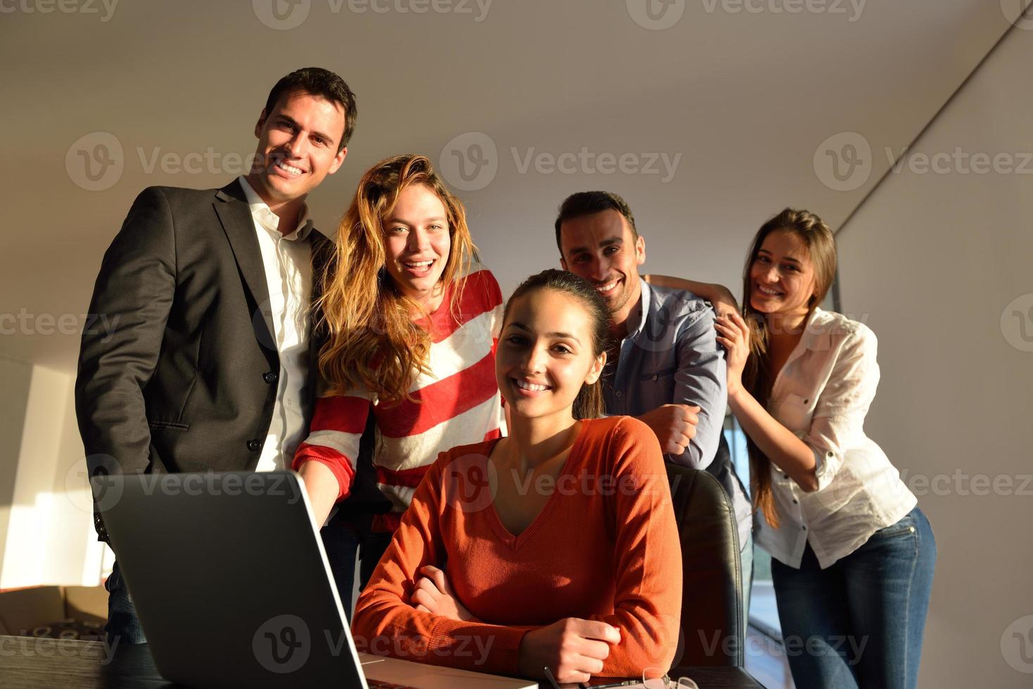 geschäftsleute team beim treffen foto