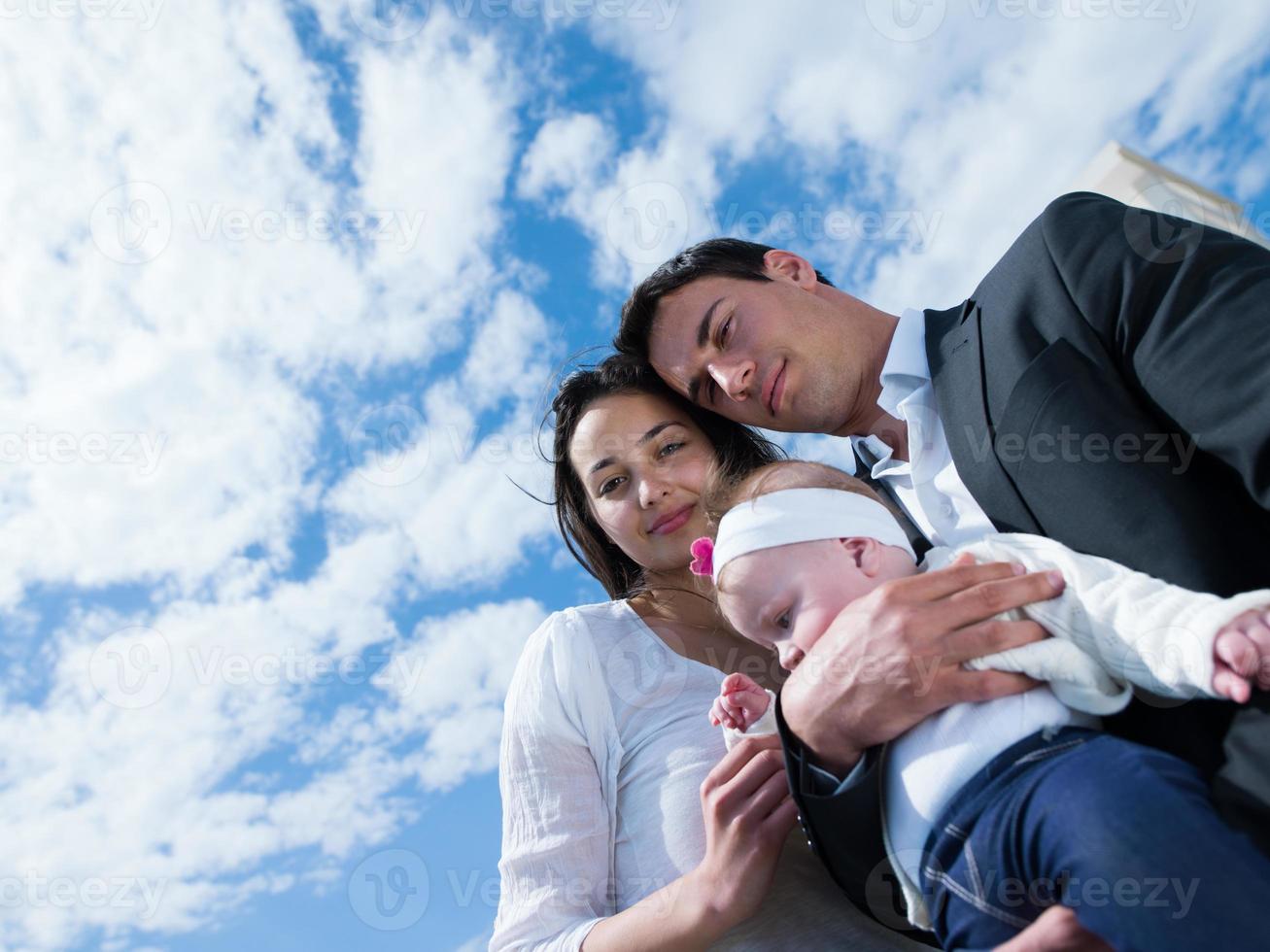 glückliche junge familie zu hause foto