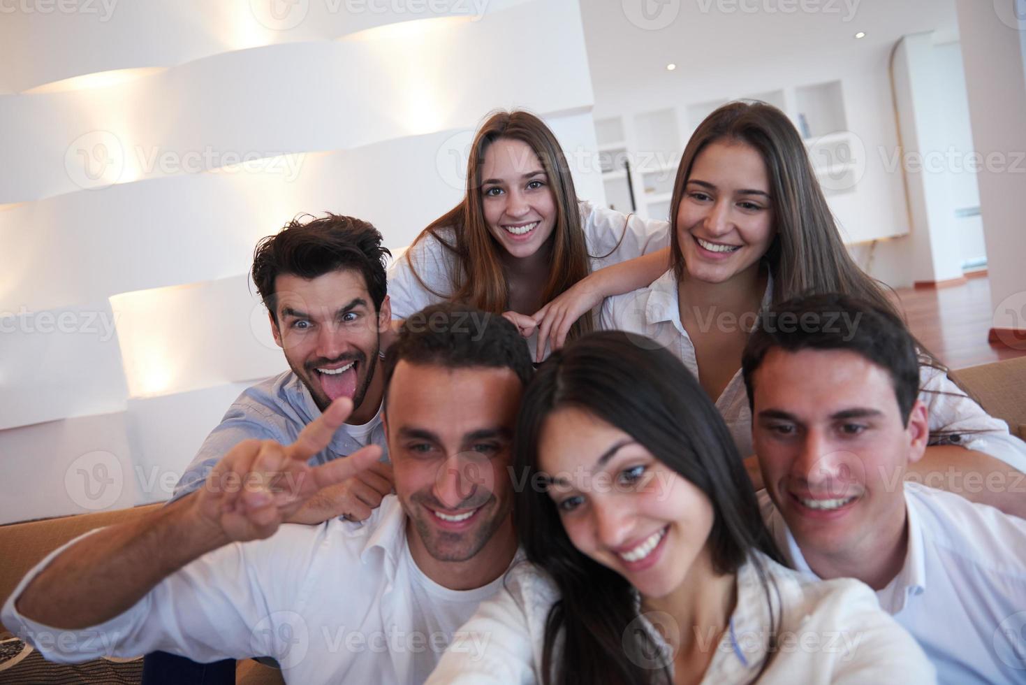 gruppe von freunden, die selfie machen foto