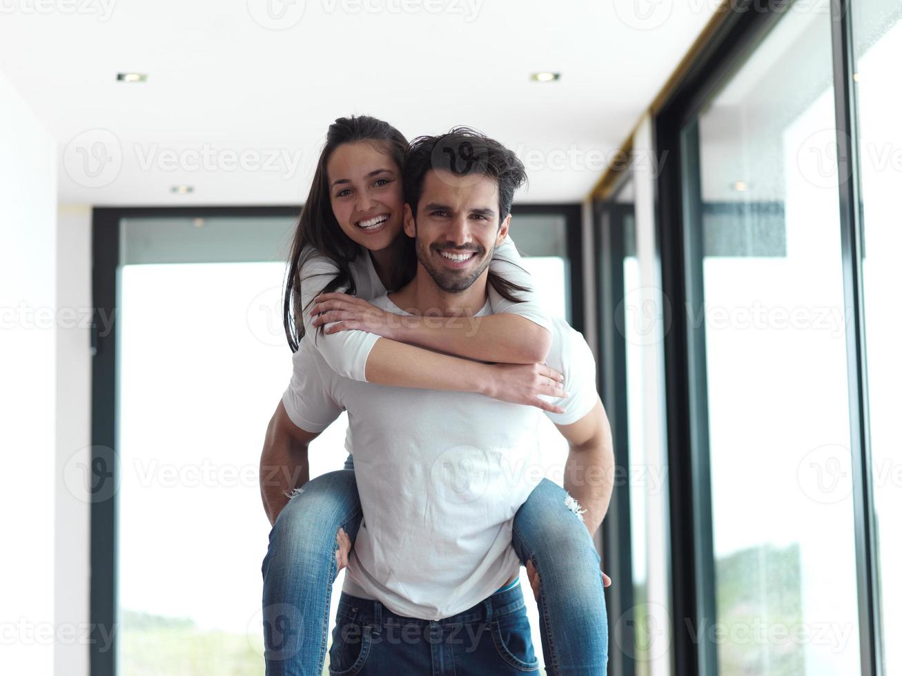 glückliches junges romantisches paar hat spaß und entspannt sich zu hause drinnen foto