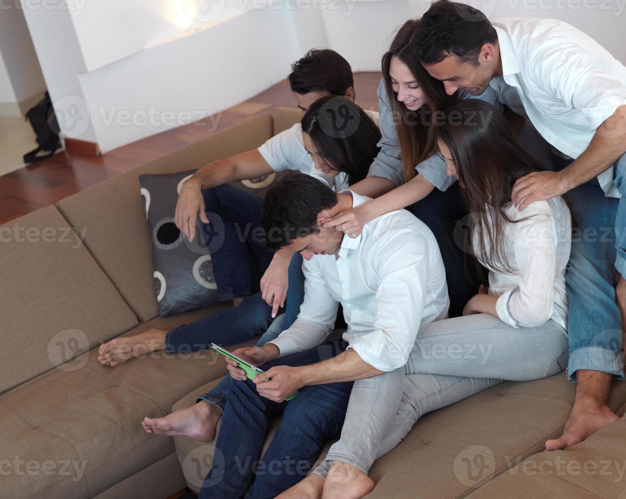 gruppe von freunden, die selfie machen foto