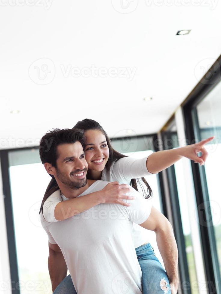 glückliches junges romantisches paar hat spaß und entspannt sich zu hause drinnen foto